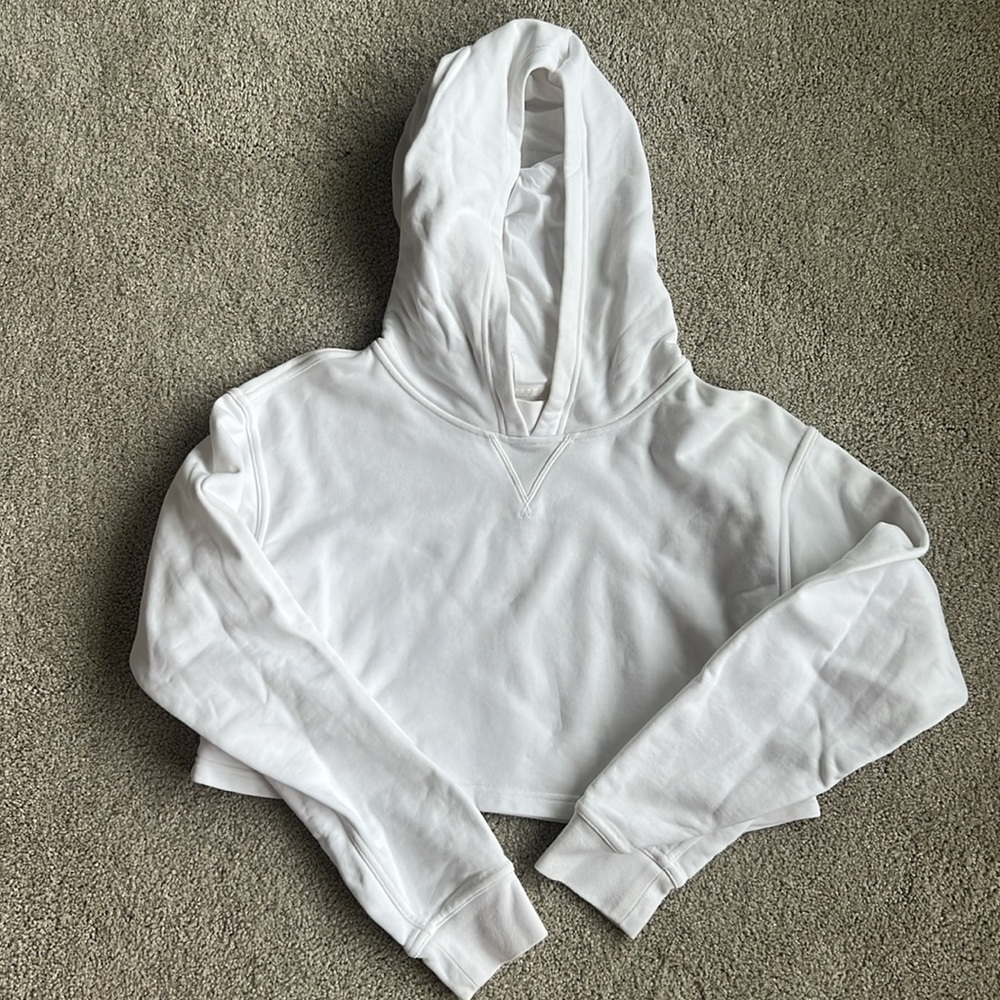 Lululemon lulu cropped hoodie- size 4! Never worn 🤍